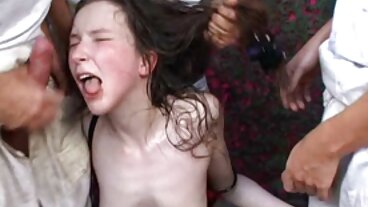 Teen Rebel blir analyserad av ett smutsigt par mogna damer gratis