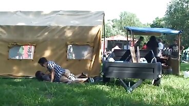Blonda Roomies slår sig ihop för ATM håriga mogna kvinnor Threesome