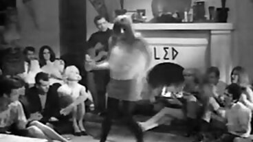 TUSHYRAW Söt brunett älskar att få mogna svenska damer sin snäva röv gapad