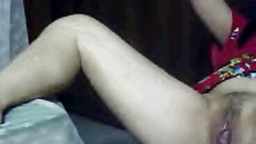 Cumming mogna kåta kvinnor på hennes perfekta fötter