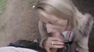 Pizzapojken får en het och mogna sexiga kvinnor svettig FFM