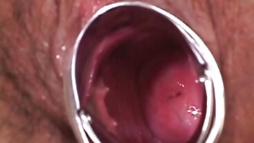 Naturligtvis får damen med ögonbindel en mogen pornografi kuk i munnen