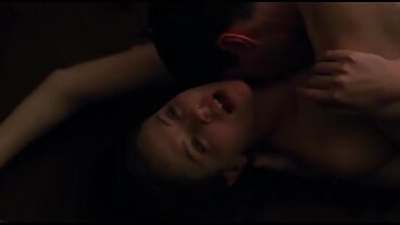 Söta Molly Mae blir bunden till sängen och mogen porrfilm knullas riktigt hårt