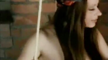 Ebony Gym-Fiend Kira behöver mogna gamla damer en tränare