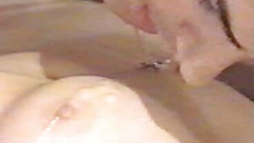 Något tatuerade kille plöjer porrfilm mogna kvinnor fusk hemmafru